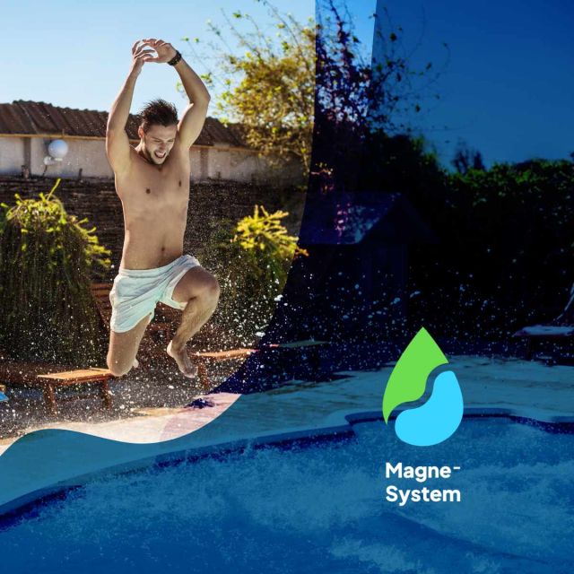 Hombre lanzándose a una piscina de agua cristalina y mineralizada. Construcción de piscinas con sistema Magne-System.